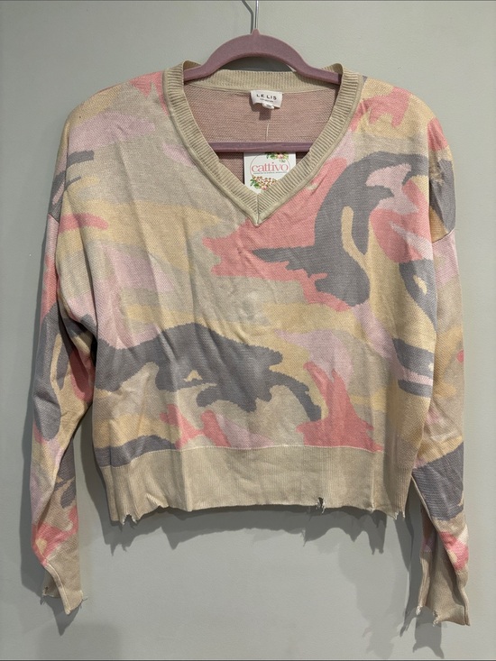 Le Lis Sweaters - NWT Le Lis Pink Camo Distressed V-Neck Sweater